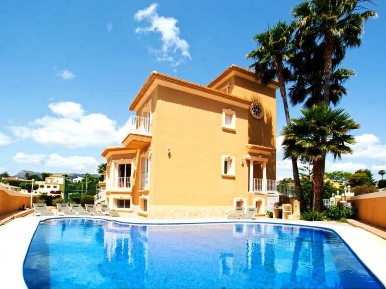 Casa Adosada de 8 Dormitorios y 6 Baños en alquiler vacacional en Calp