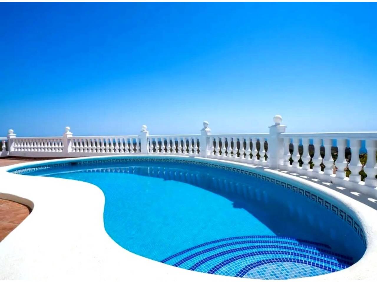 Casa Adosada de 5 Dormitorios y 4 Baños en alquiler vacacional en Moraira
