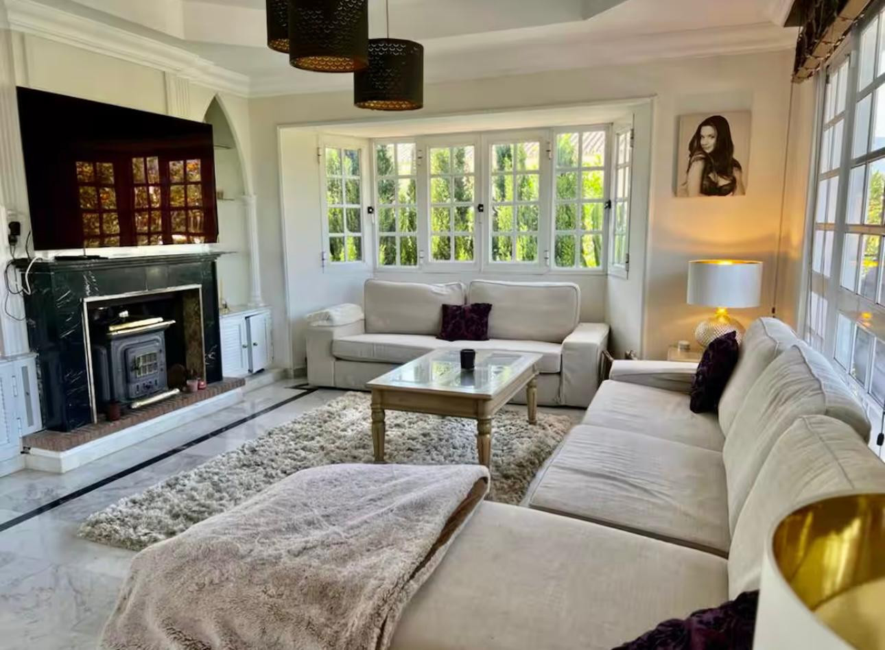 Casa de 5 Dormitorios y 5 Baños en alquiler en Puerto Banús, Marbella