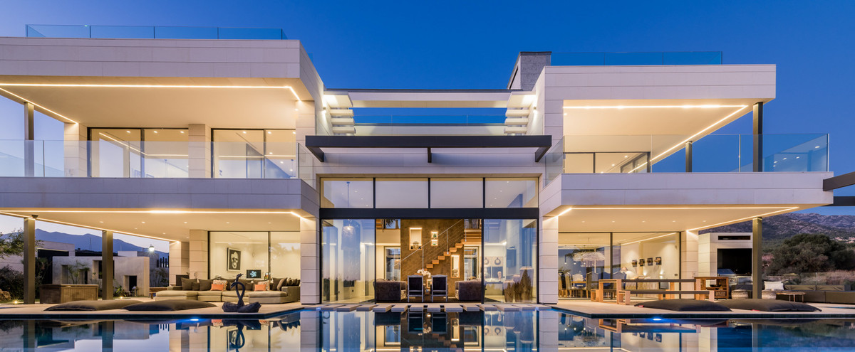 Casa de 6 Dormitorios en venta en Milla de Oro, Marbella
