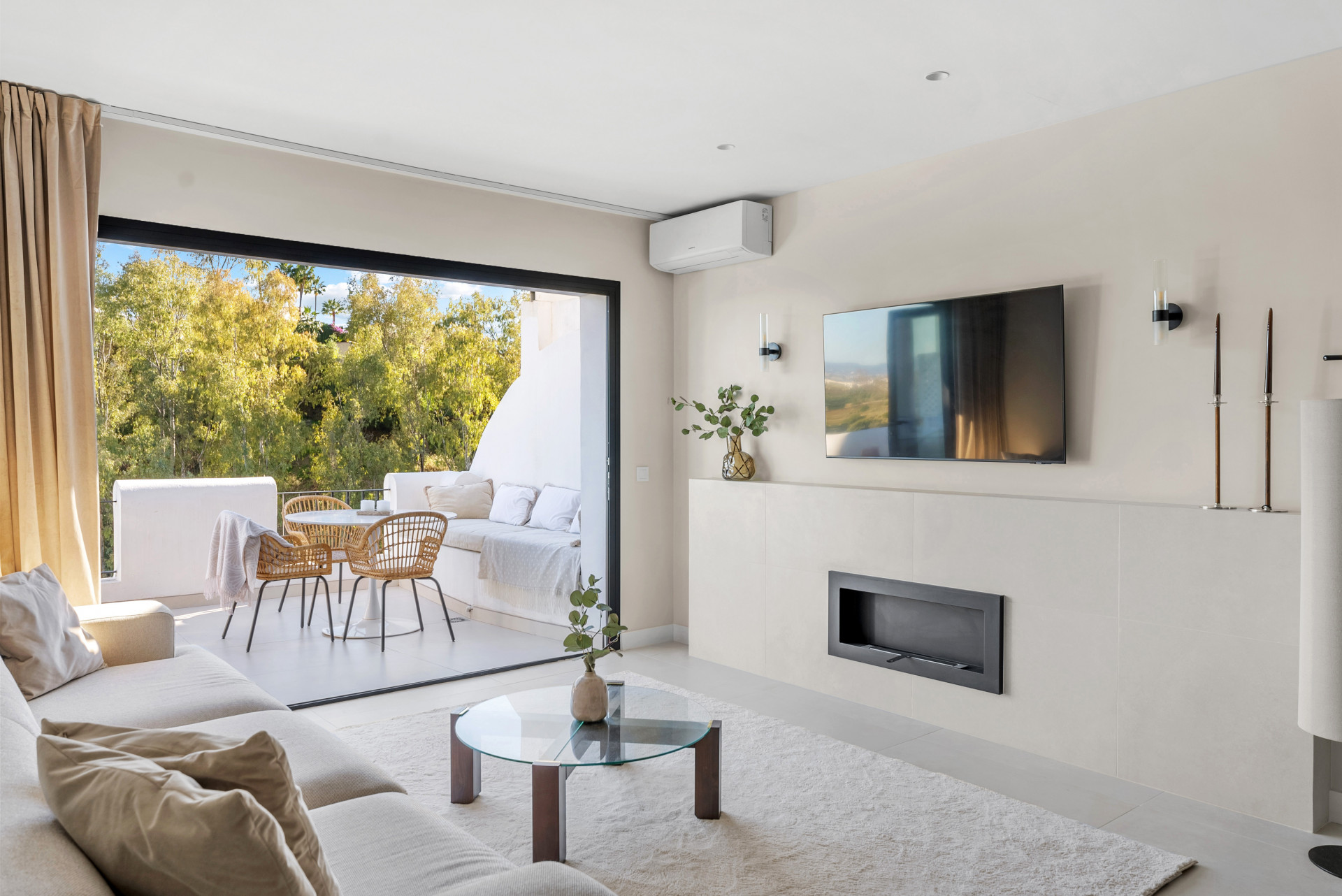 Piso de 3 Dormitorios y 2 Baños en venta en Los Almendros, Benahavís