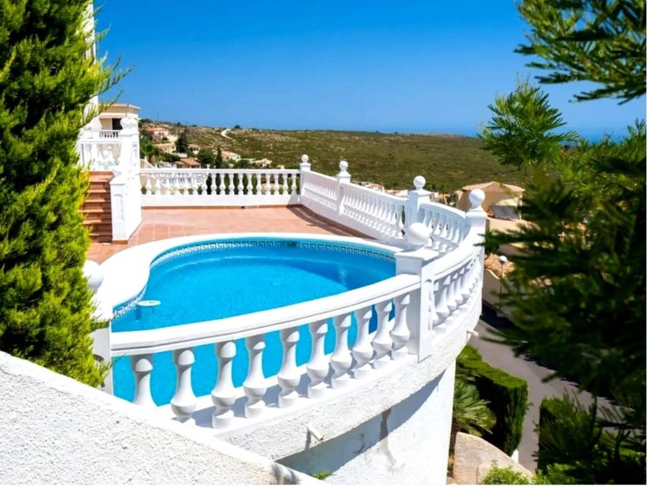 Casa Adosada de 5 Dormitorios y 4 Baños en alquiler vacacional en Moraira