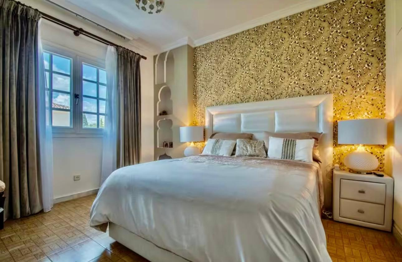 Casa de 5 Dormitorios y 5 Baños en alquiler en Puerto Banús, Marbella