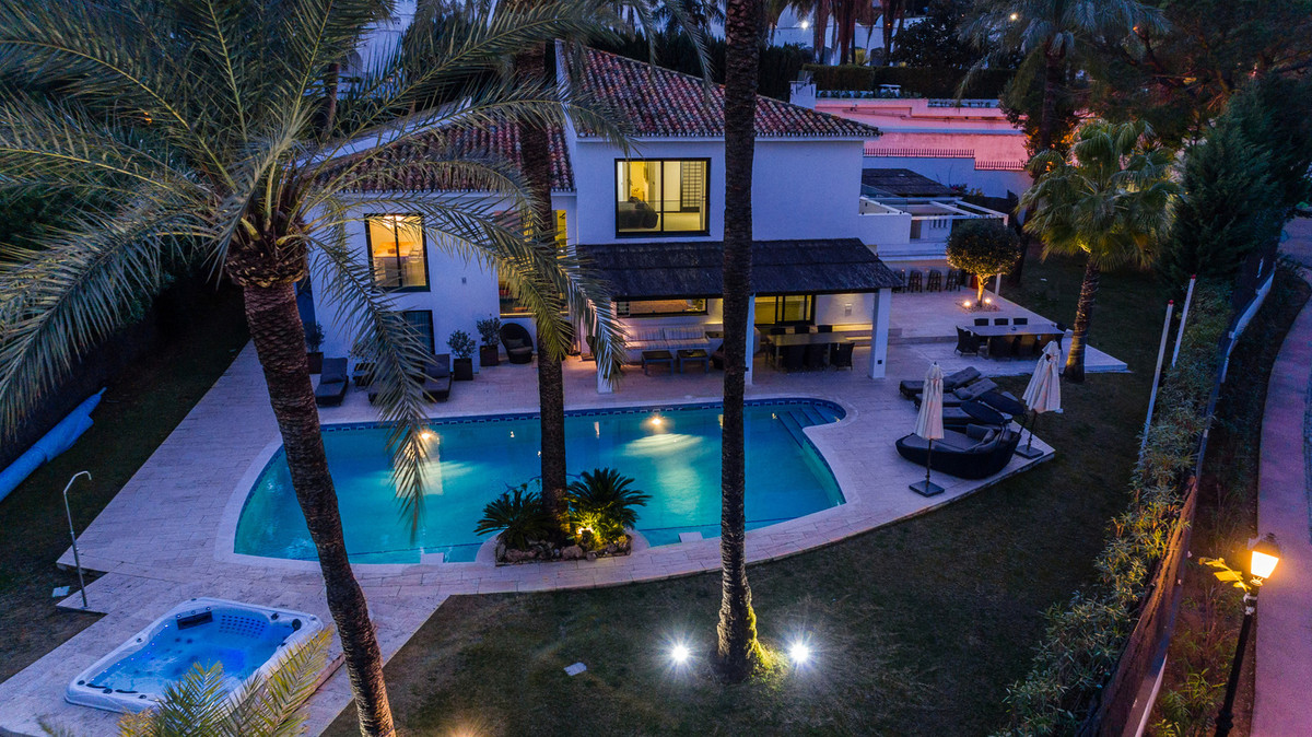 Casa de 5 Dormitorios en alquiler vacacional en Nueva Andalucía, Marbella