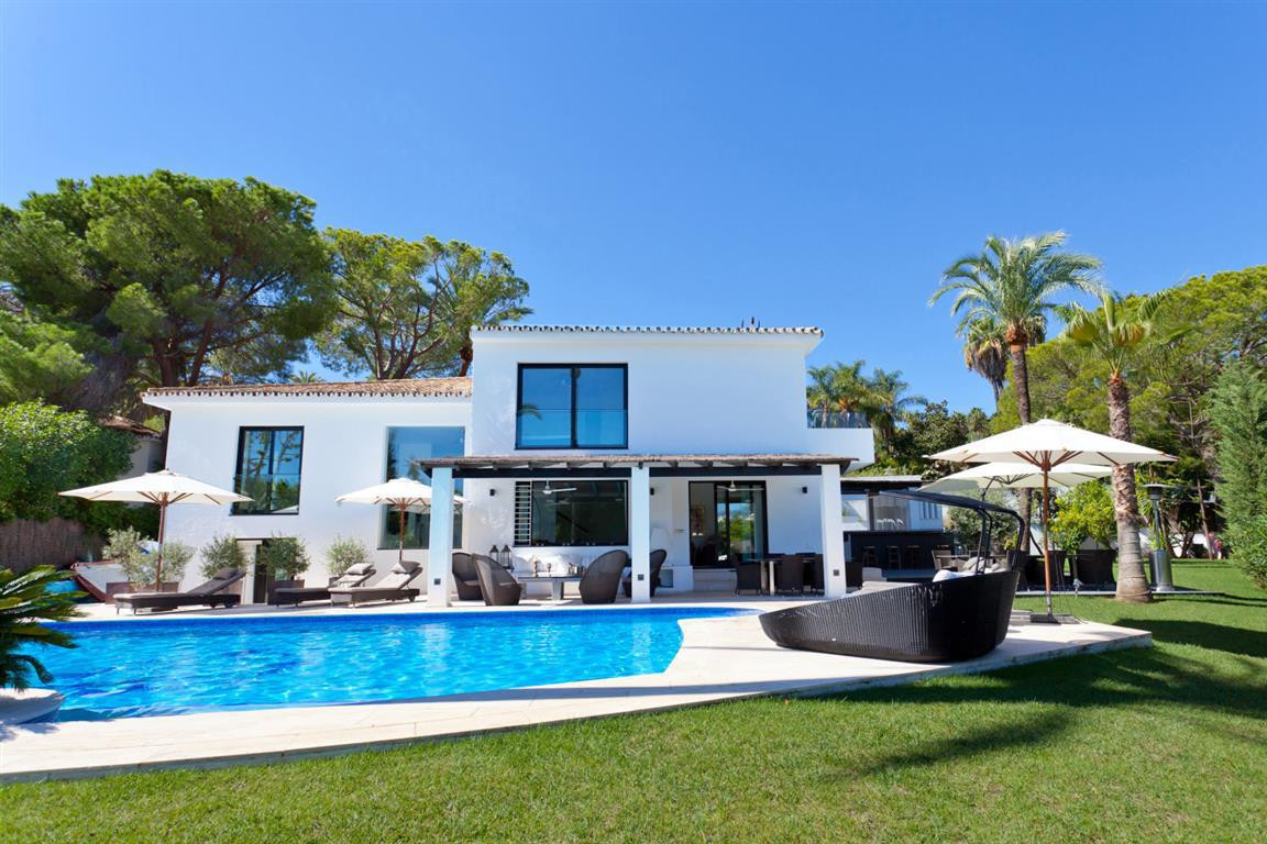 Casa de 5 Dormitorios en alquiler vacacional en Nueva Andalucía, Marbella