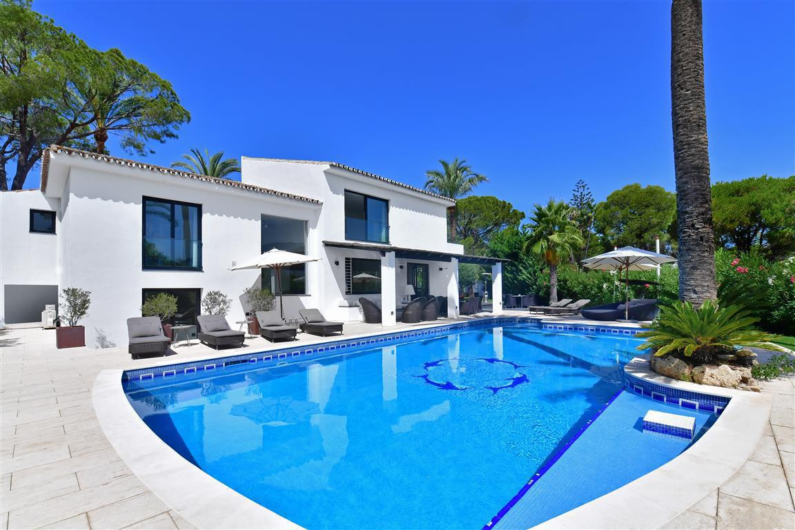Casa de 5 Dormitorios en alquiler vacacional en Nueva Andalucía, Marbella