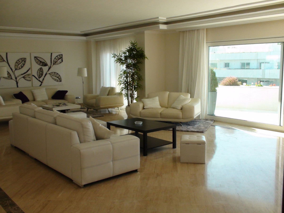 Ático de 4 Dormitorios en alquiler vacacional en Nueva Andalucía, Marbella