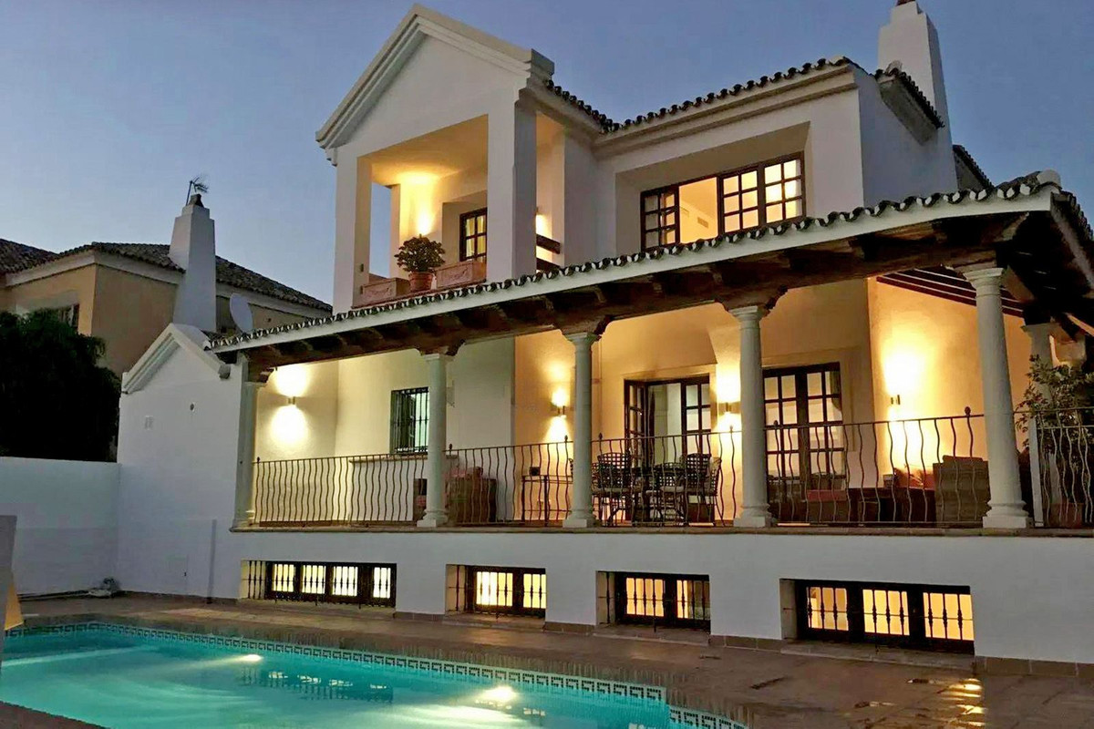 Casa de 6 Dormitorios en venta en San Pedro de Alcántara