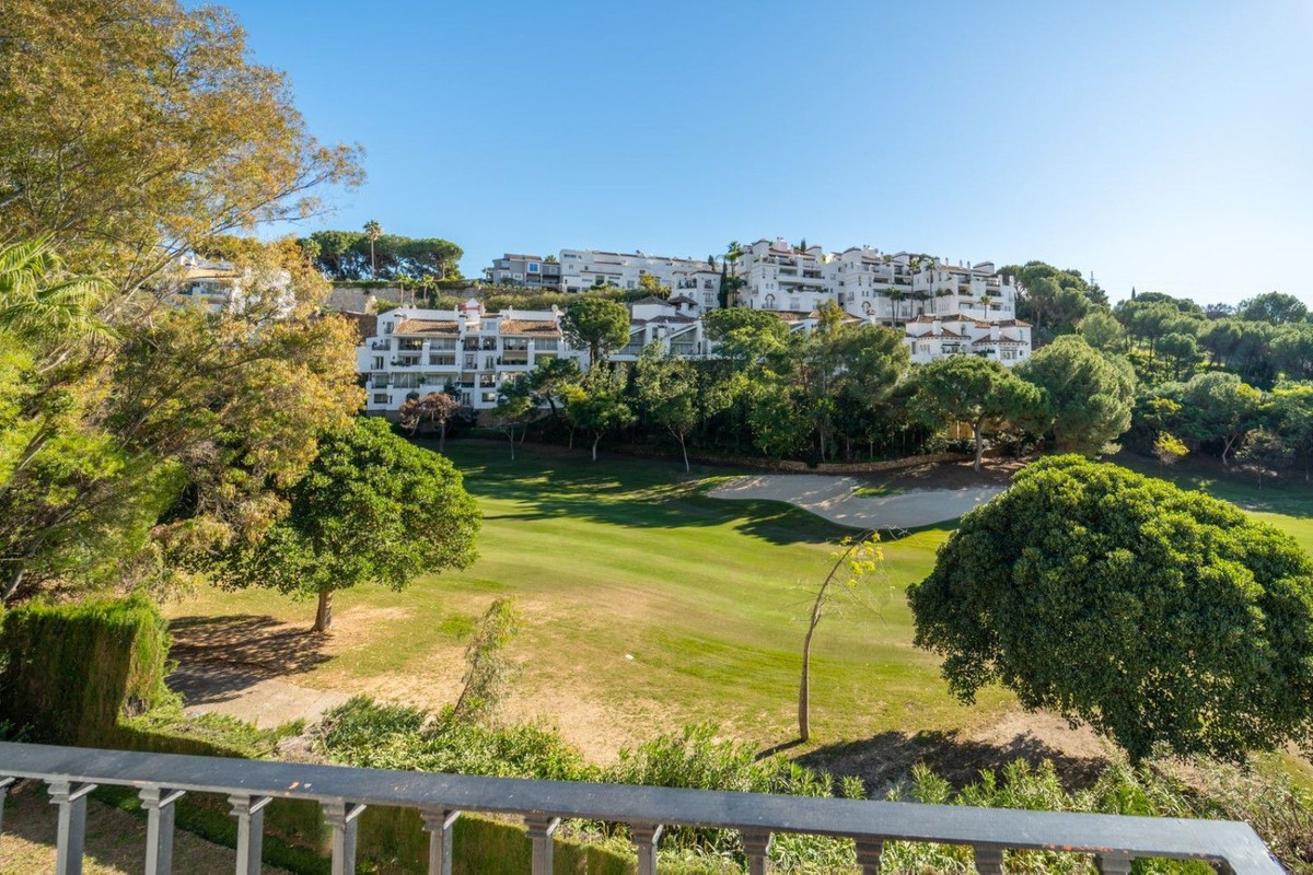 Piso de 3 Dormitorios en venta en La Quinta, Benahavís