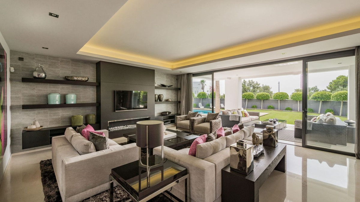 Casa de 5 Dormitorios en venta en Milla de Oro, Marbella