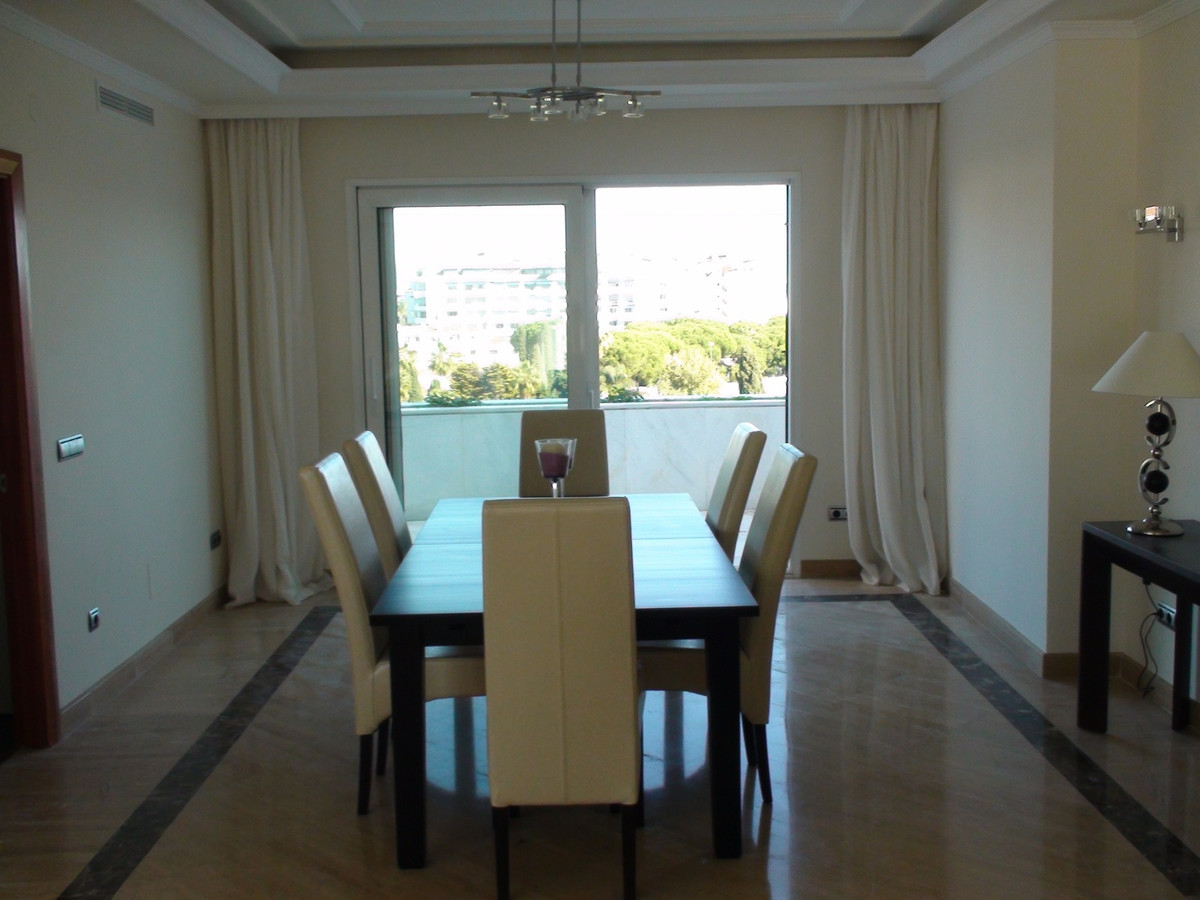 Ático de 4 Dormitorios en alquiler vacacional en Nueva Andalucía, Marbella