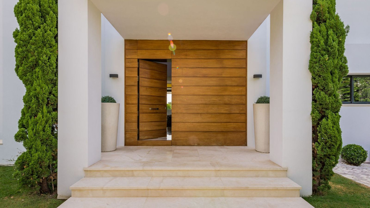 Casa de 5 Dormitorios en venta en Milla de Oro, Marbella