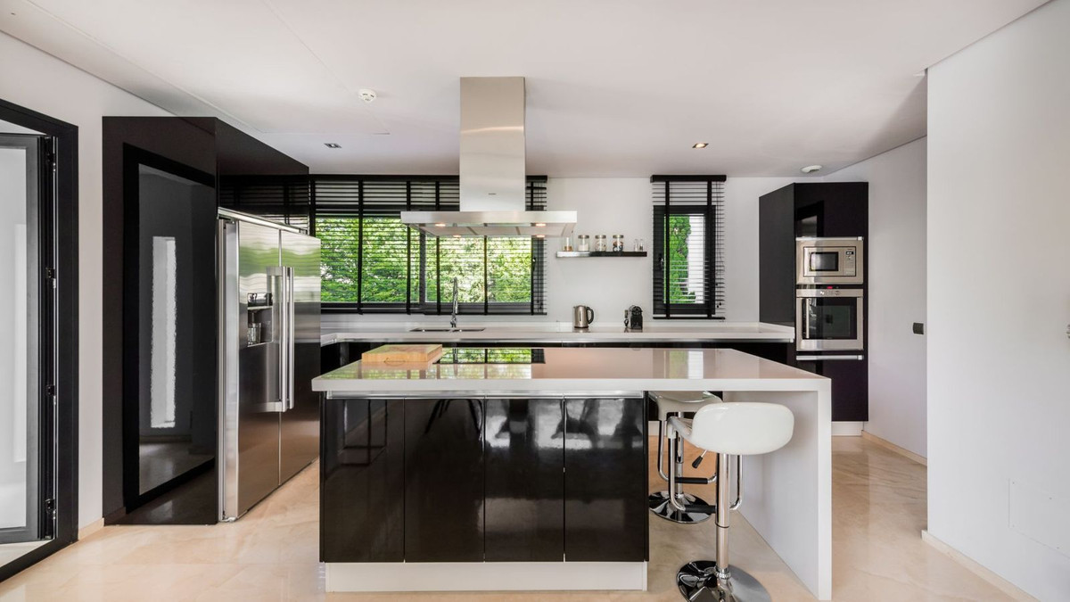 Casa de 5 Dormitorios en venta en Milla de Oro, Marbella
