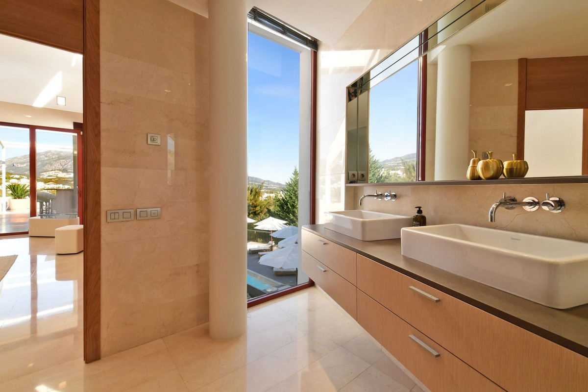 Casa de 7 Dormitorios y 7 Baños en venta en Nueva Andalucía, Marbella