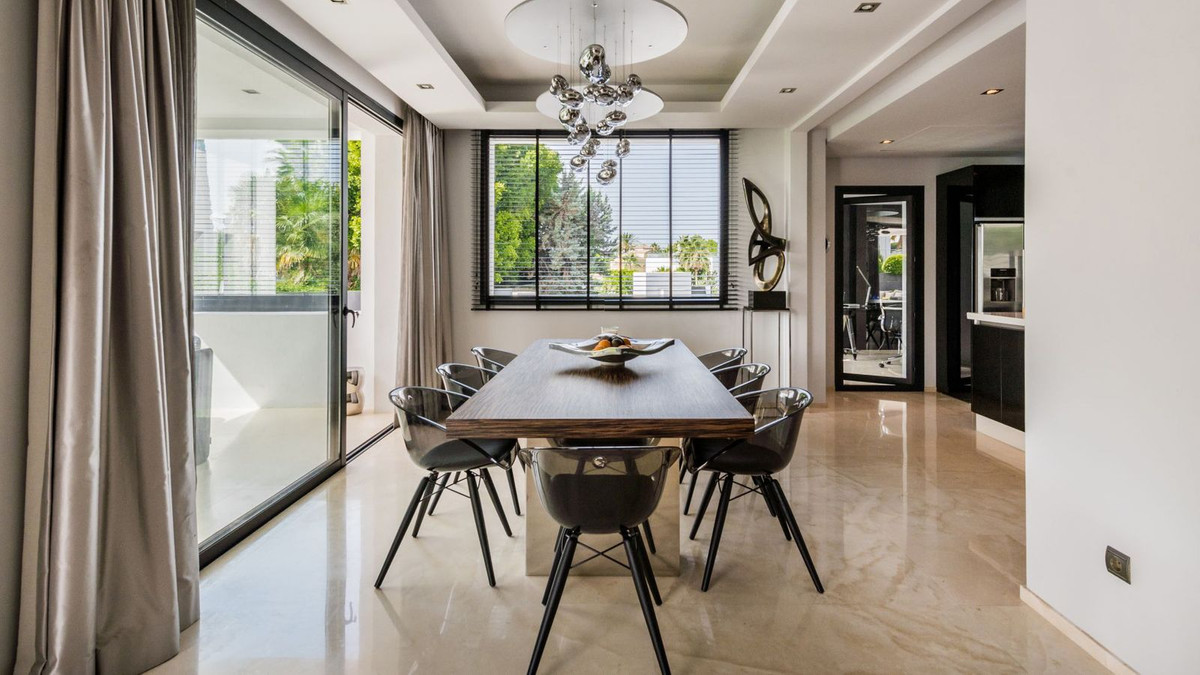 Casa de 5 Dormitorios en venta en Milla de Oro, Marbella