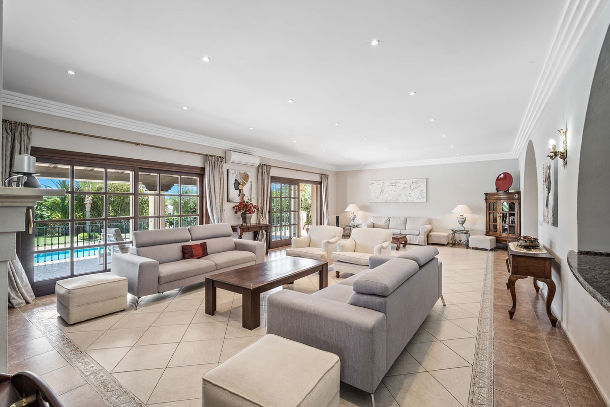 Casa de 9 Dormitorios en venta en Cancelada, Estepona