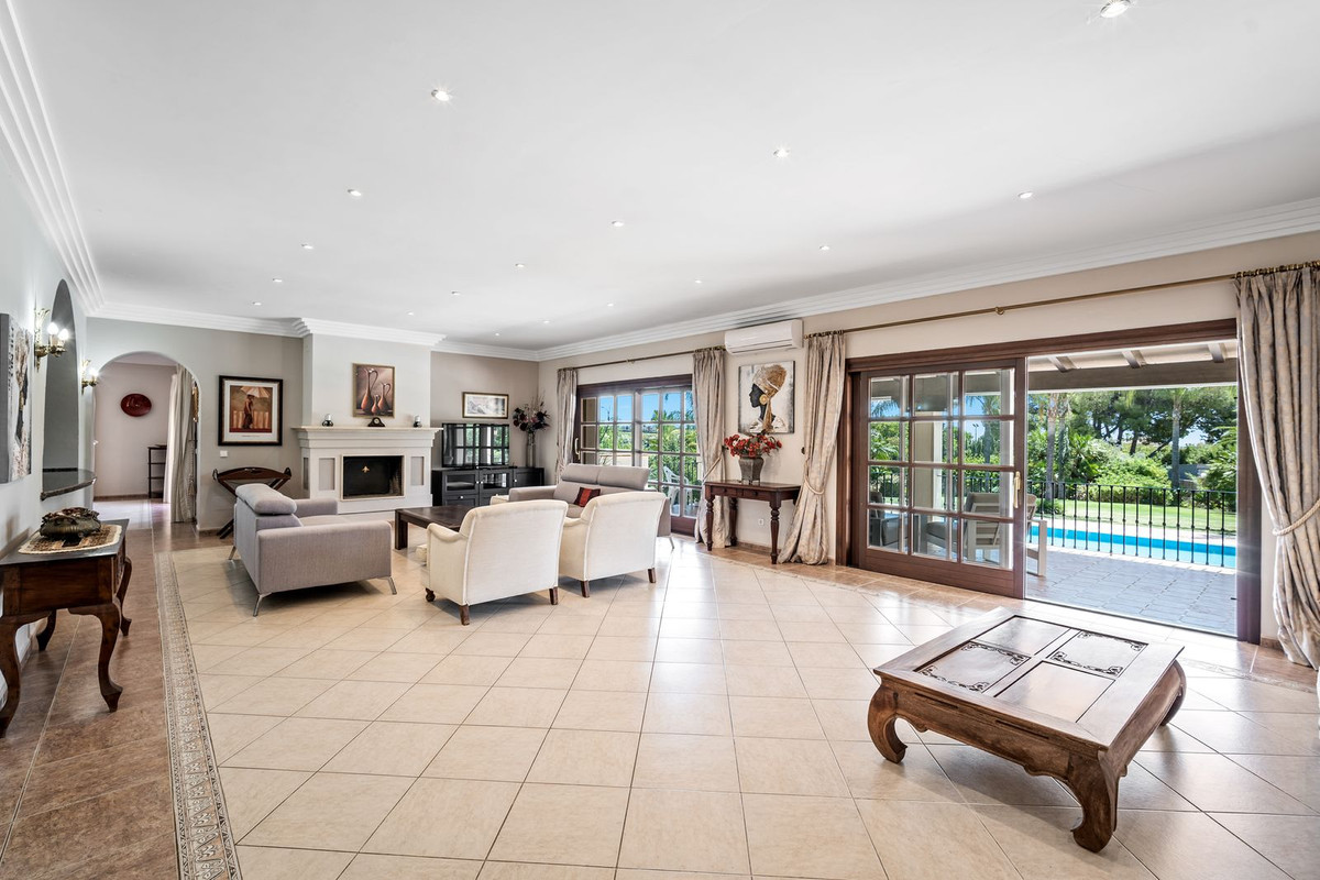 Casa de 9 Dormitorios en venta en Cancelada, Estepona