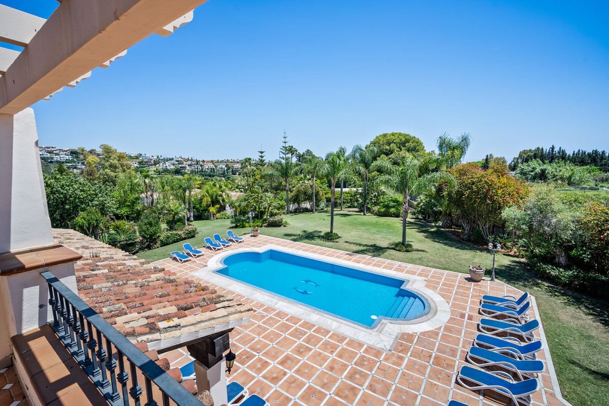 Casa de 9 Dormitorios en venta en Cancelada, Estepona