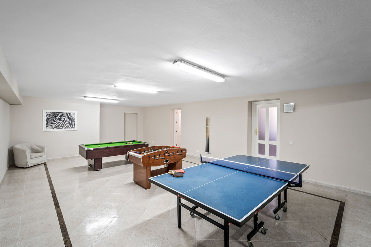 Casa de 9 Dormitorios en venta en Cancelada, Estepona