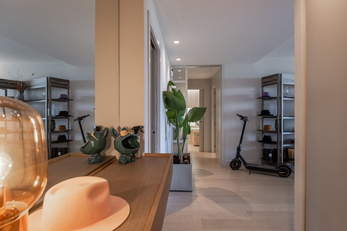 Piso de 2 Dormitorios y 2 Baños en venta en Nueva Andalucía, Marbella