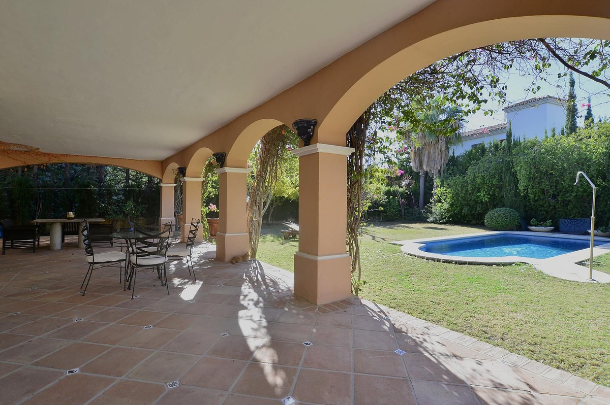 Casa de 4 Dormitorios en venta en Nueva Andalucía, Marbella