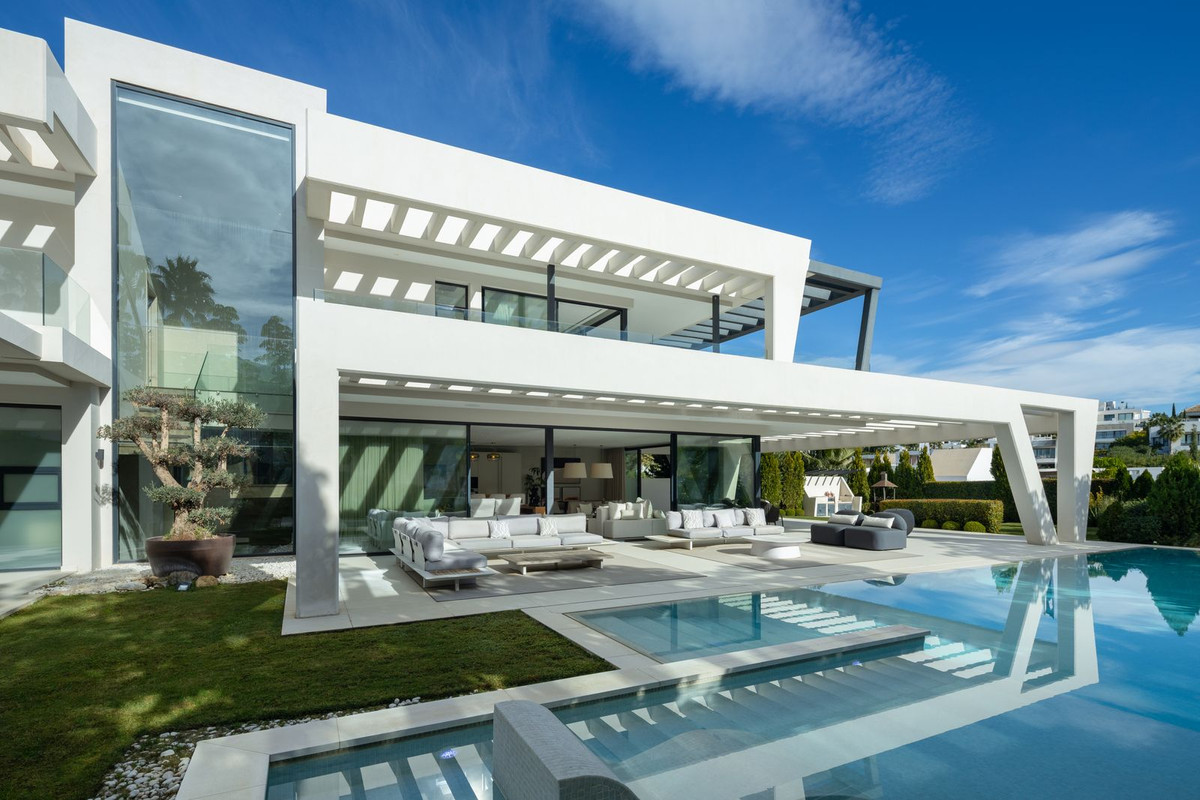Casa de 6 Dormitorios y 8 Baños en venta en Nueva Andalucía, Marbella
