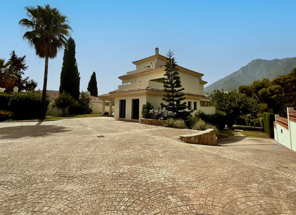 6 Bed, 5 Bath - Villa for Sale in Marbella Centre