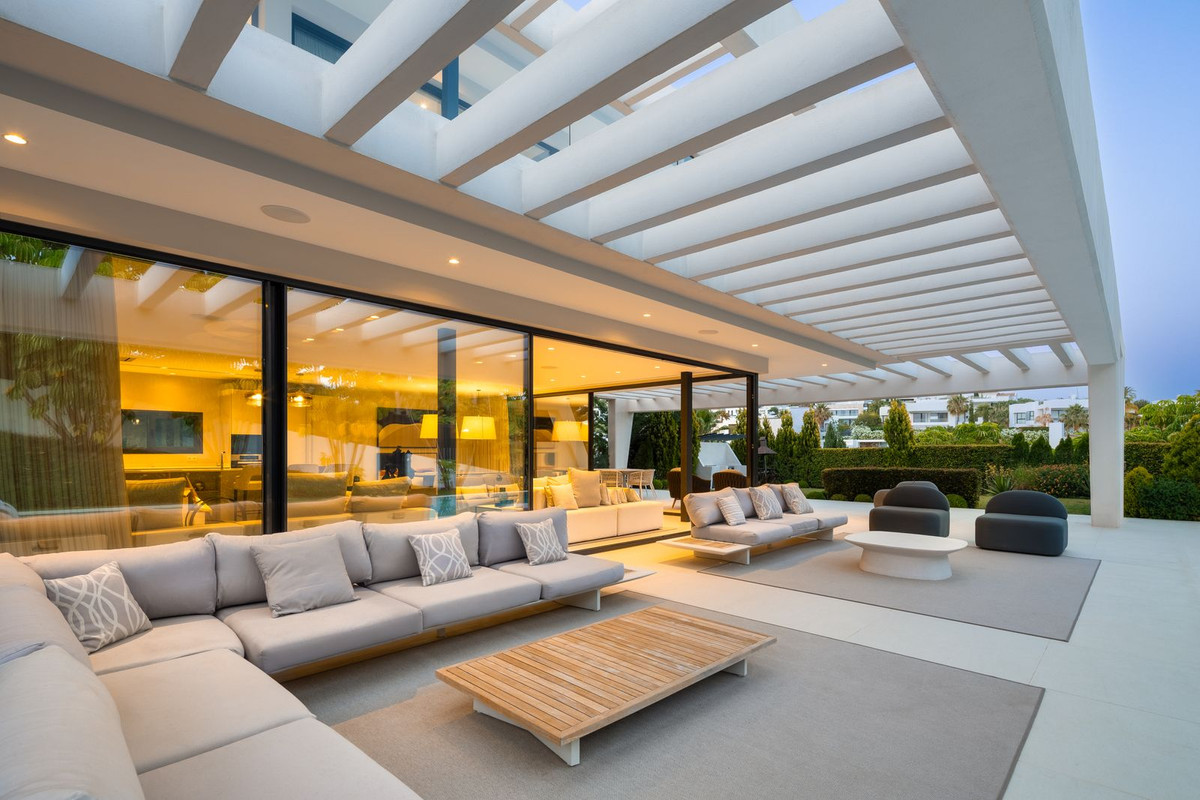 Casa de 6 Dormitorios y 8 Baños en venta en Nueva Andalucía, Marbella