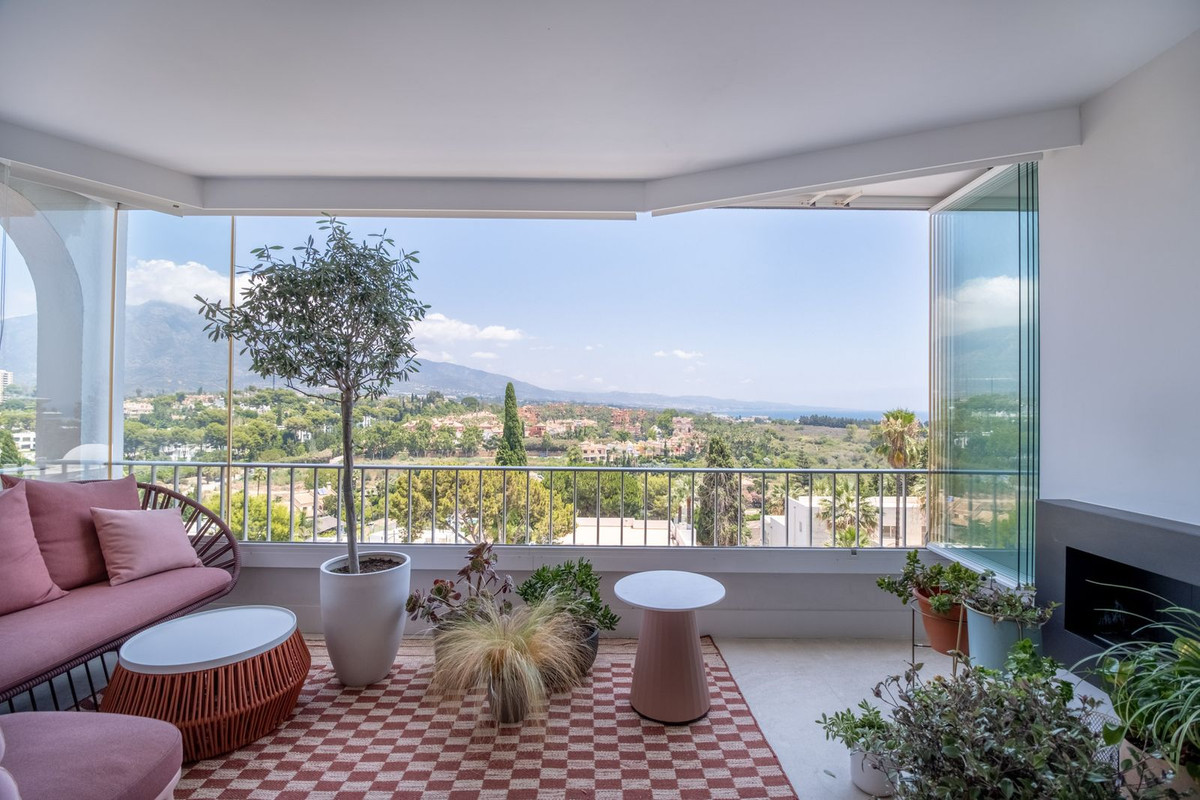 Piso de 2 Dormitorios y 2 Baños en venta en Nueva Andalucía, Marbella