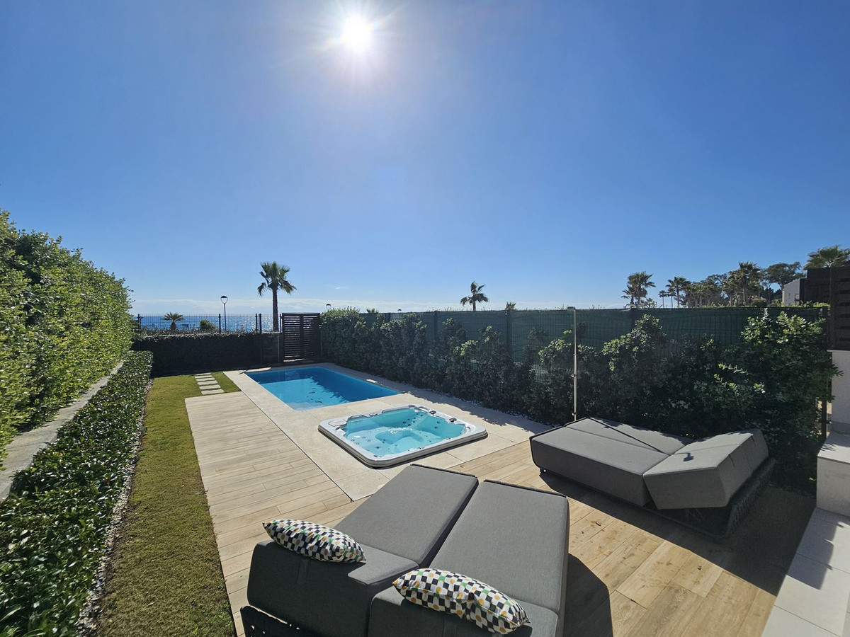 Casa Adosada de 4 Dormitorios en venta en Nueva Milla de Oro, Estepona