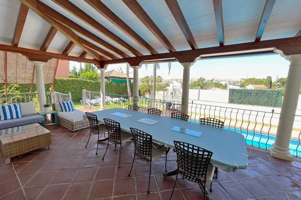 Casa de 6 Dormitorios en venta en San Pedro de Alcántara