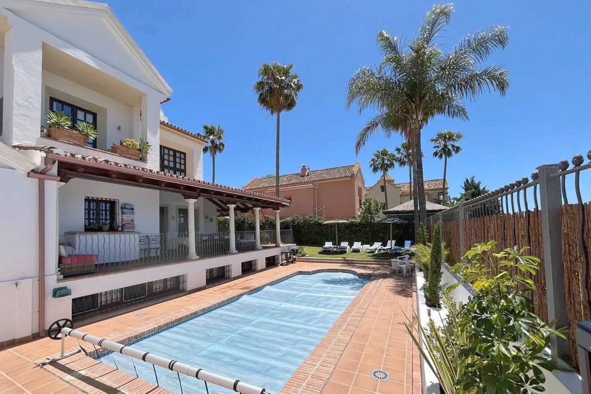 Casa de 6 Dormitorios en venta en San Pedro de Alcántara