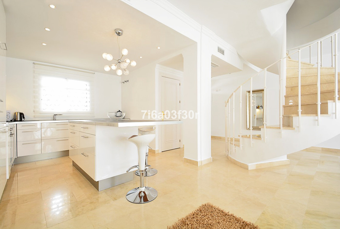 Ático de 3 Dormitorios y 2 Baños en alquiler vacacional en Nueva Andalucía, Marbella