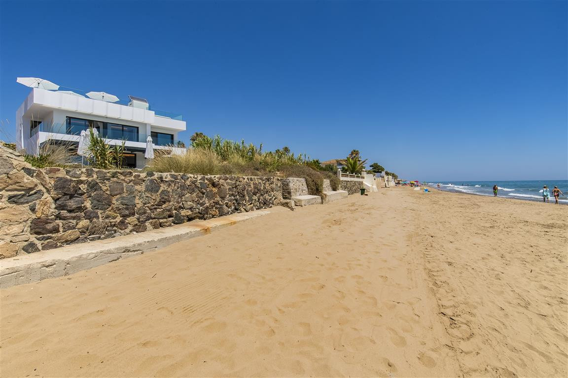 Casa de 6 Dormitorios en alquiler vacacional en Las Chapas, Marbella