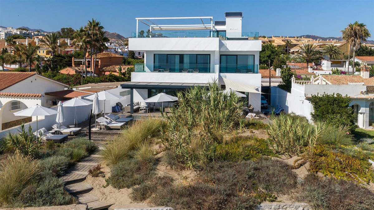 Casa de 6 Dormitorios en alquiler vacacional en Las Chapas, Marbella