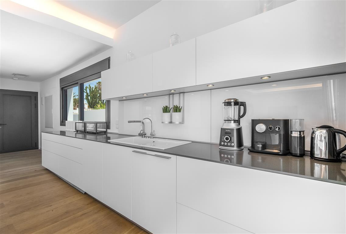 Casa de 6 Dormitorios en alquiler vacacional en Las Chapas, Marbella