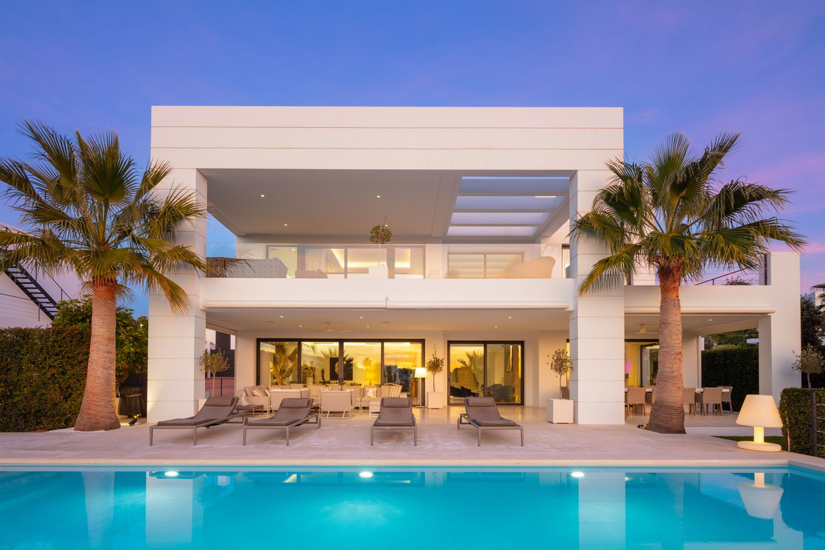 Casa de 7 Dormitorios y 6 Baños en venta en Nueva Andalucía, Marbella