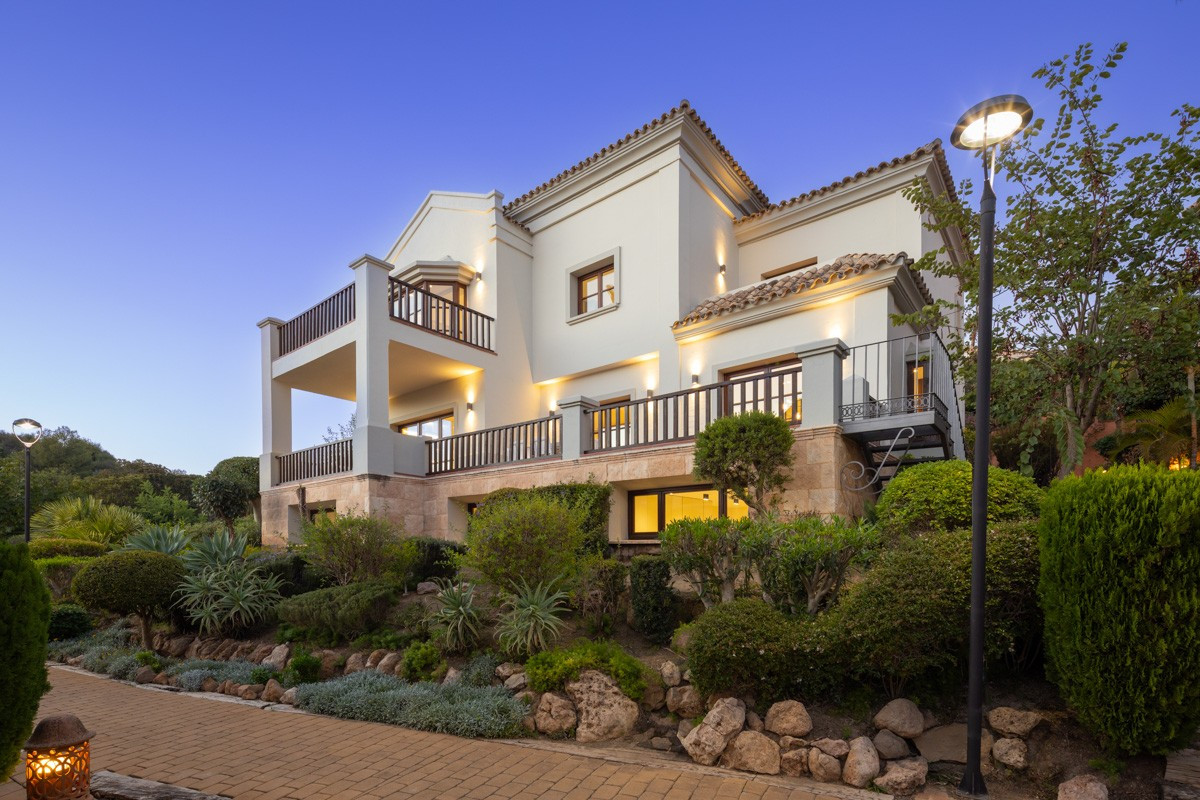 Casa Adosada de 5 Dormitorios y 5 Baños en venta en Milla de Oro, Marbella