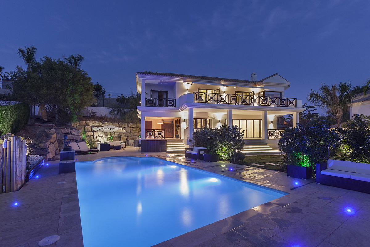 Casa de 6 Dormitorios y 7 Baños en venta en Nueva Andalucía, Marbella