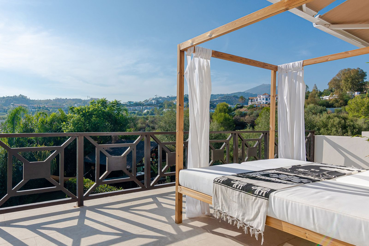 Casa de 6 Dormitorios y 7 Baños en venta en Nueva Andalucía, Marbella