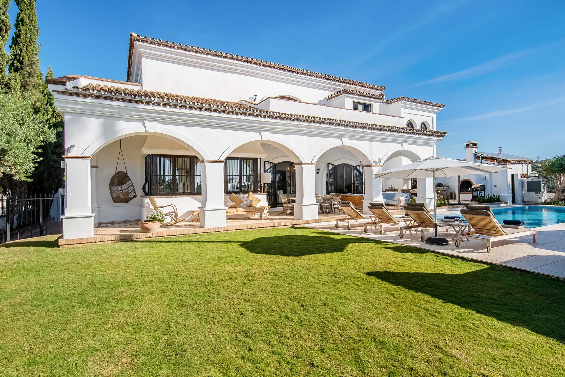 Casa de 6 Dormitorios y 4 Baños en alquiler vacacional en Los Monteros, Marbella