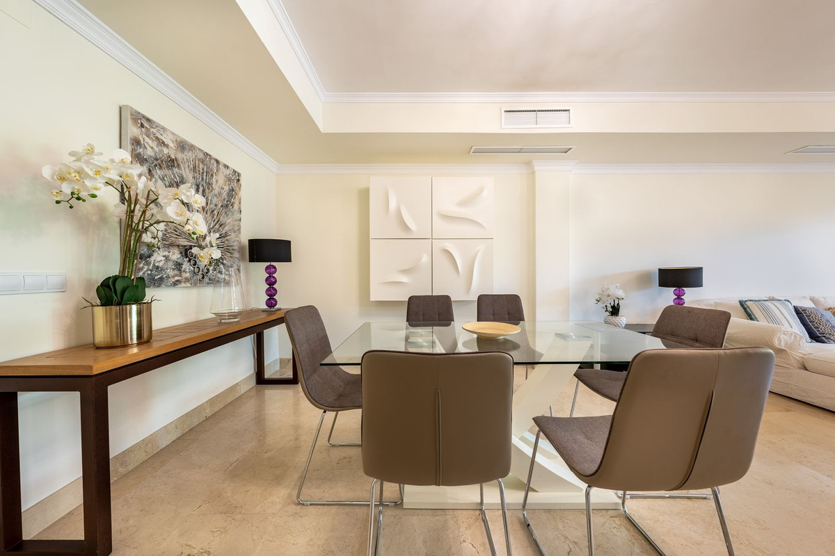 Piso de 2 Dormitorios y 3 Baños en venta en Milla de Oro, Marbella