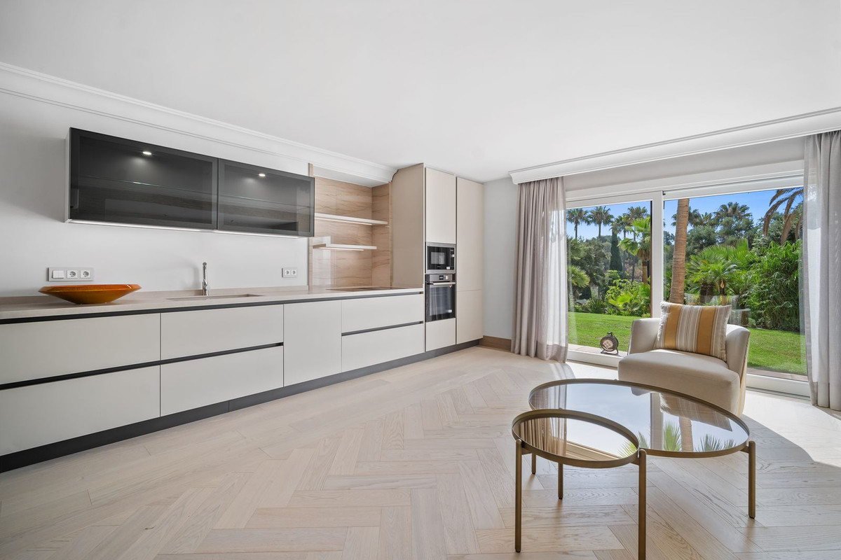 Casa de 16 Dormitorios en venta en El Paraíso, Estepona