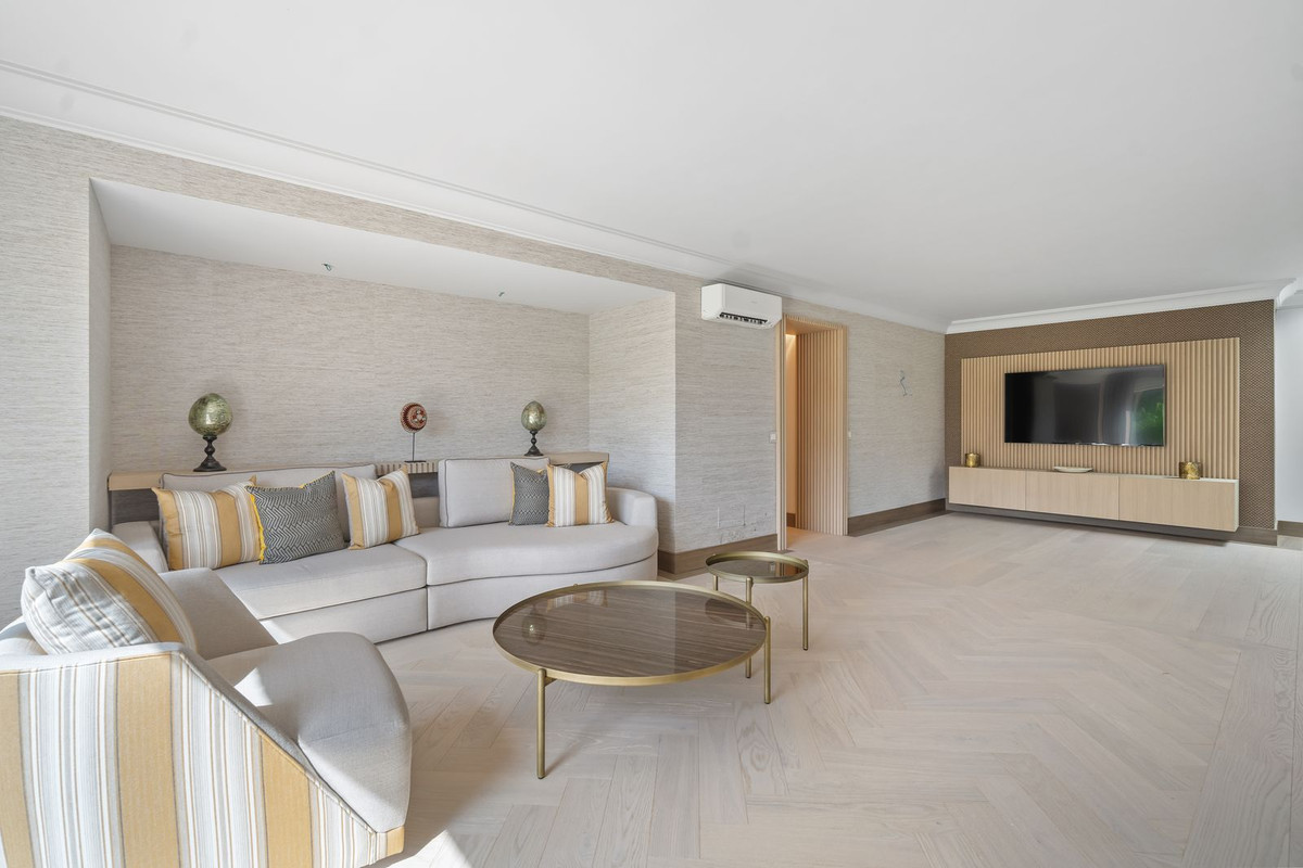 Casa de 16 Dormitorios en venta en El Paraíso, Estepona