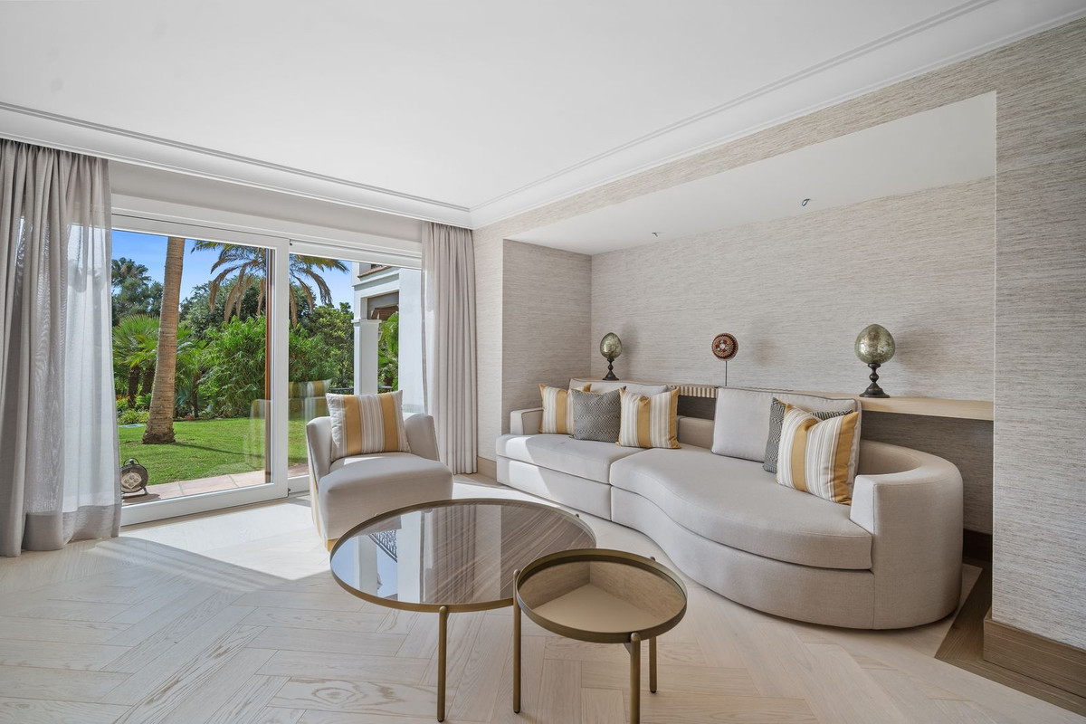 Casa de 16 Dormitorios en venta en El Paraíso, Estepona