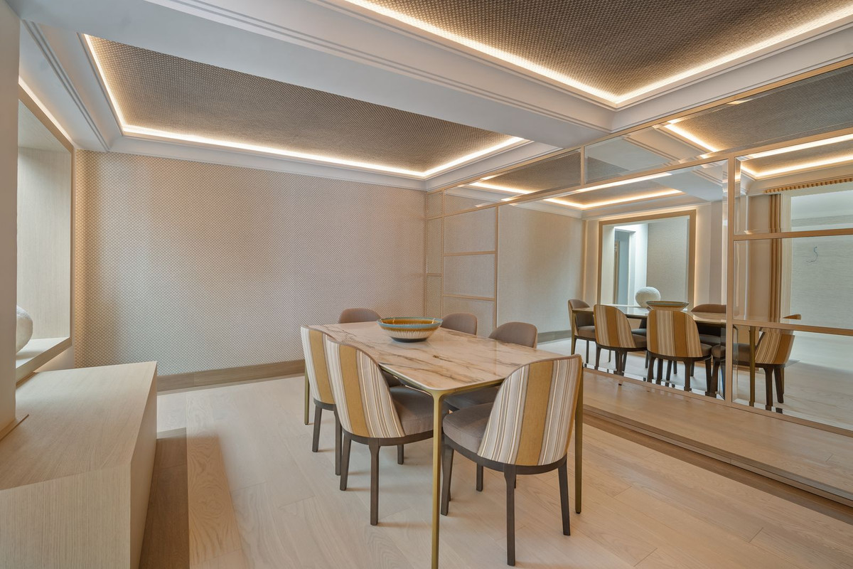 Casa de 16 Dormitorios en venta en El Paraíso, Estepona