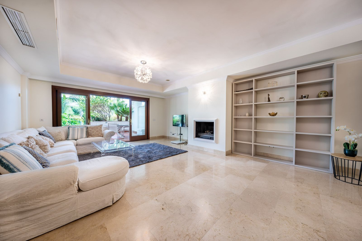 Piso de 2 Dormitorios y 3 Baños en venta en Milla de Oro, Marbella
