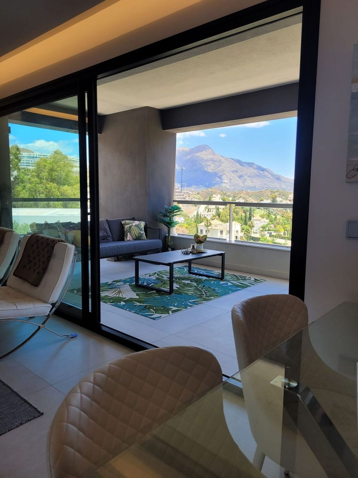 Piso de 3 Dormitorios en venta en La Quinta, Benahavís