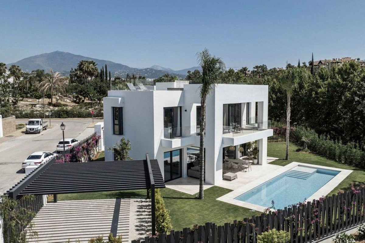 4 Bed, 5 Bath - Villa for Sale in El Paraiso, Estepona
