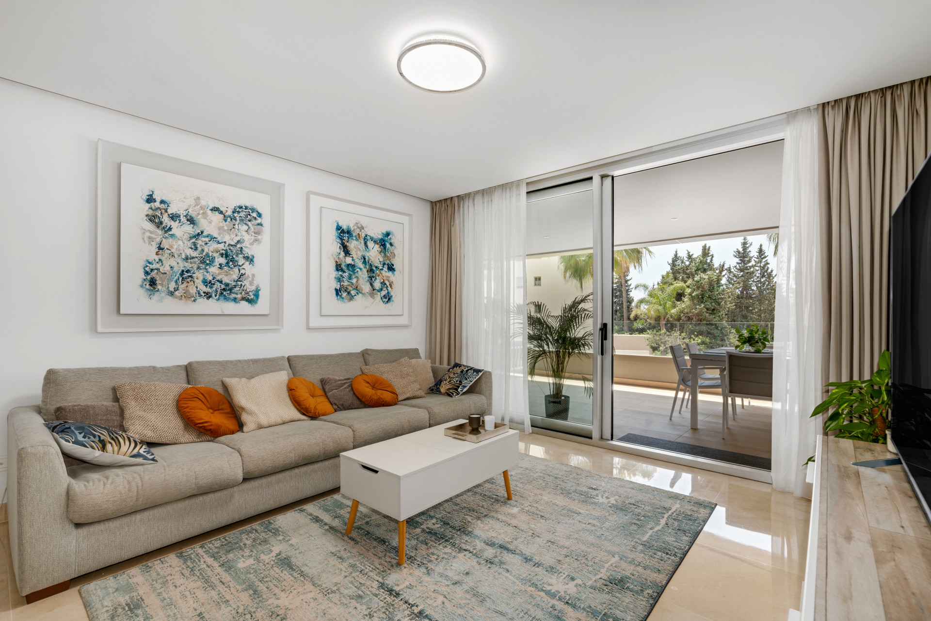 Piso de 2 Dormitorios y 2 Baños en venta en Nueva Andalucía, Marbella